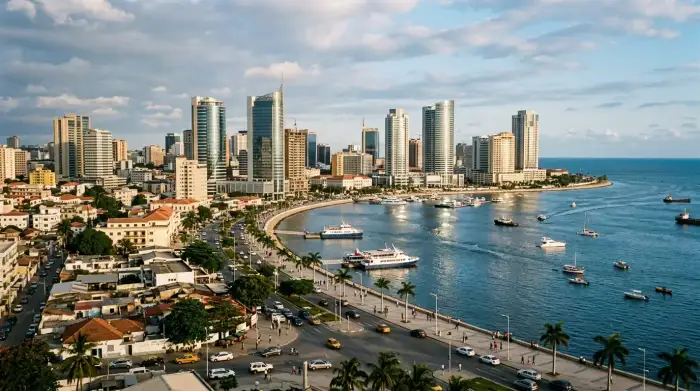 Vue de Luanda, capitale de l'Angola, avec sa baie et ses tours modernes, symbole d'une puissance pétrolière en quête de diversification.