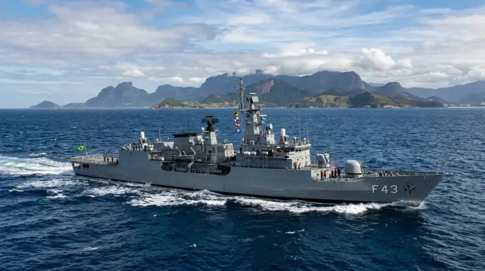 Frégate de la marine brésilienne naviguant au large des côtes de l'Atlantique Sud