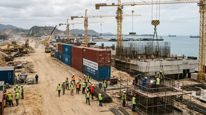 Chantier d'infrastructure financé par la Chine avec grues et conteneurs dans un pays en développement.
