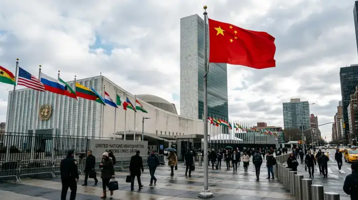 Drapeau chinois flottant devant le siège des Nations unies.