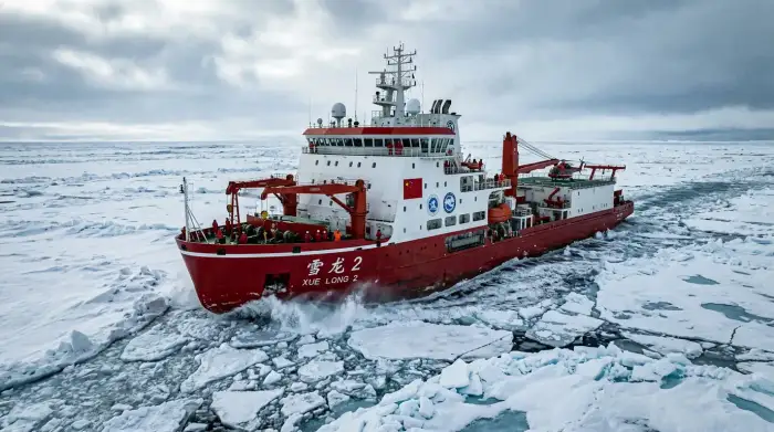 Brise-glace de recherche chinois progressant dans la banquise arctique