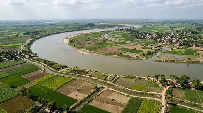 Vue aérienne d'un grand fleuve indien et de terres agricoles irriguées en Asie du Sud.
