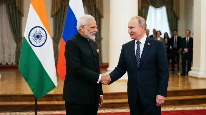 Poignée de main diplomatique devant les drapeaux de l'Inde et de la Russie