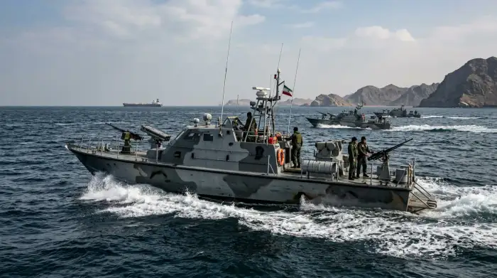 Vedettes rapides des Gardiens de la révolution patrouillant dans les eaux du golfe Persique près du détroit d'Hormuz.