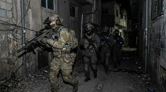 Soldats des forces spéciales israéliennes équipés pour une opération nocturne en milieu hostile.