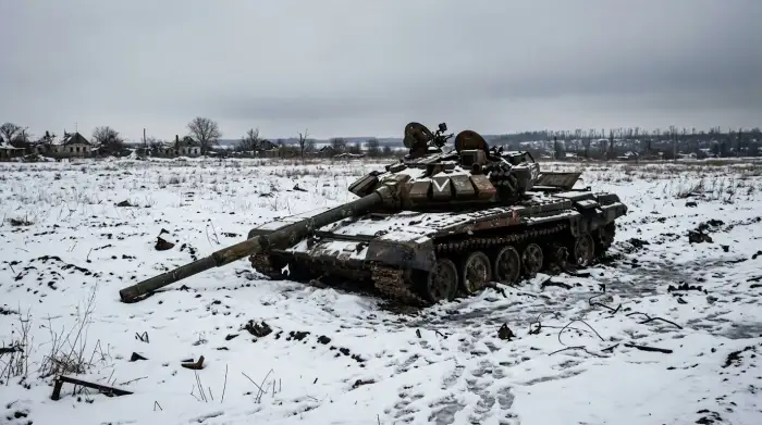 Char russe abandonné dans un champ ukrainien recouvert de neige, symbole du coût humain et matériel de la guerre