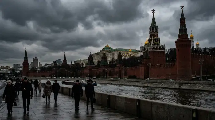 Façade du Kremlin à Moscou sous un ciel sombre, illustration de la centralisation du pouvoir en Russie.
