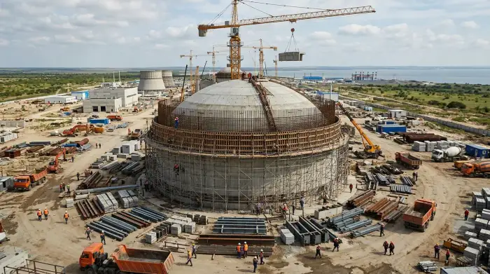 Réacteur nucléaire de conception russe en construction, symbole de l'influence de Rosatom sur le marché mondial de l'atome civil.